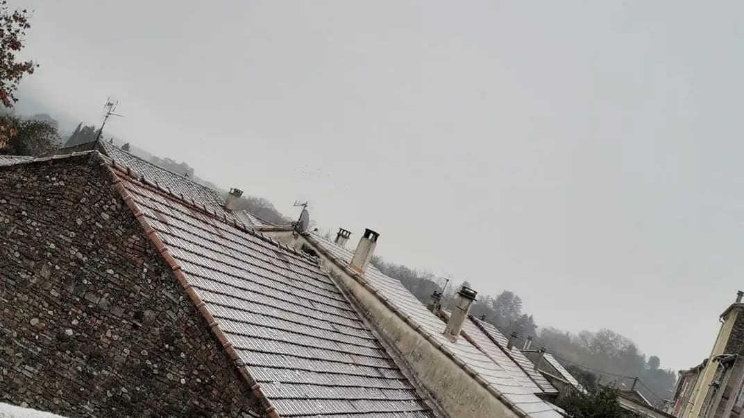 Gard : la neige recouvre les toitures à Saint-Ambroix !