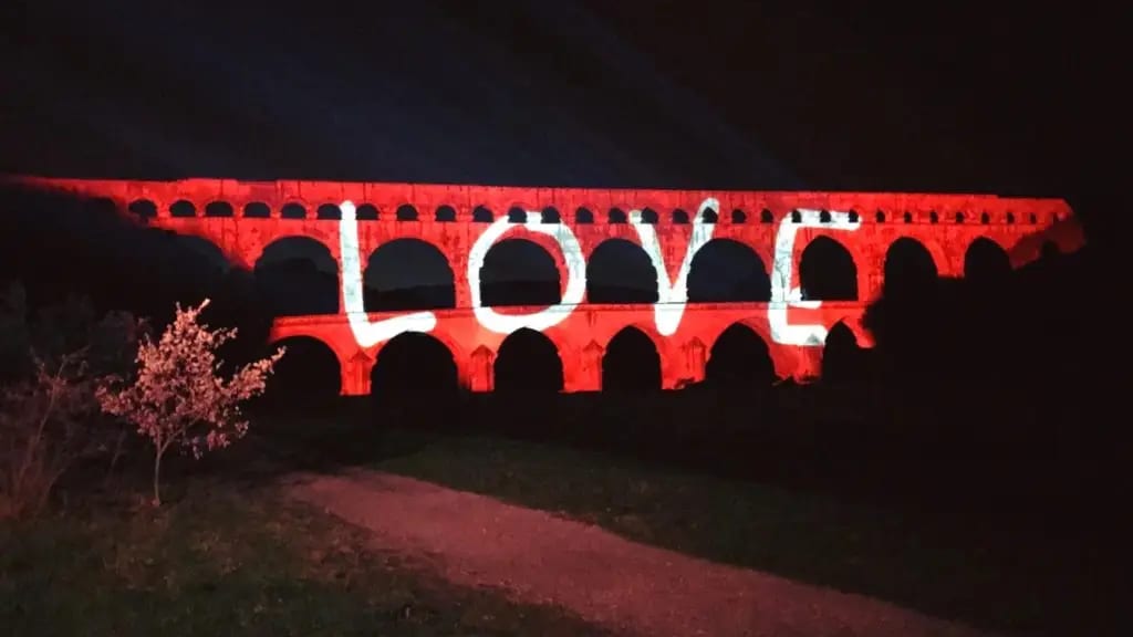 Occitanie : le pont du Gard avec passion ! Une vidéo projection quotidienne sous le signe « De l’amour »