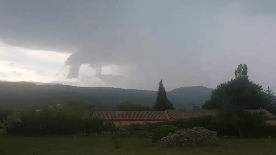 Aude : les habitants se protègent face aux orages de grêle