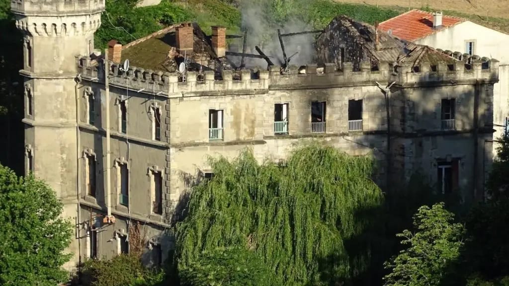 Hérault : le château de Graissessac ravagé par les flammes