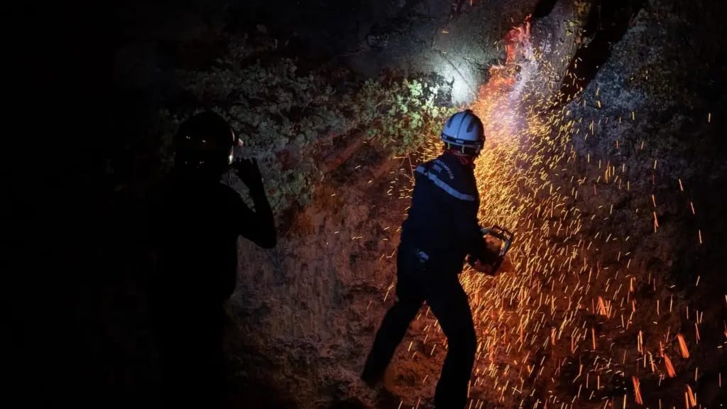 Gard : découvrez en images le travail des sapeurs-pompiers sur l’incendie de Vallabrix