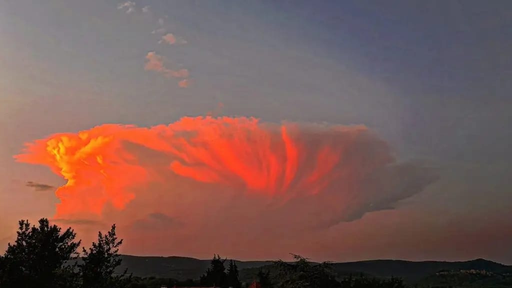 Météo : c’est quoi un cumulonimbus, ce magnifique nuage observé hier soir