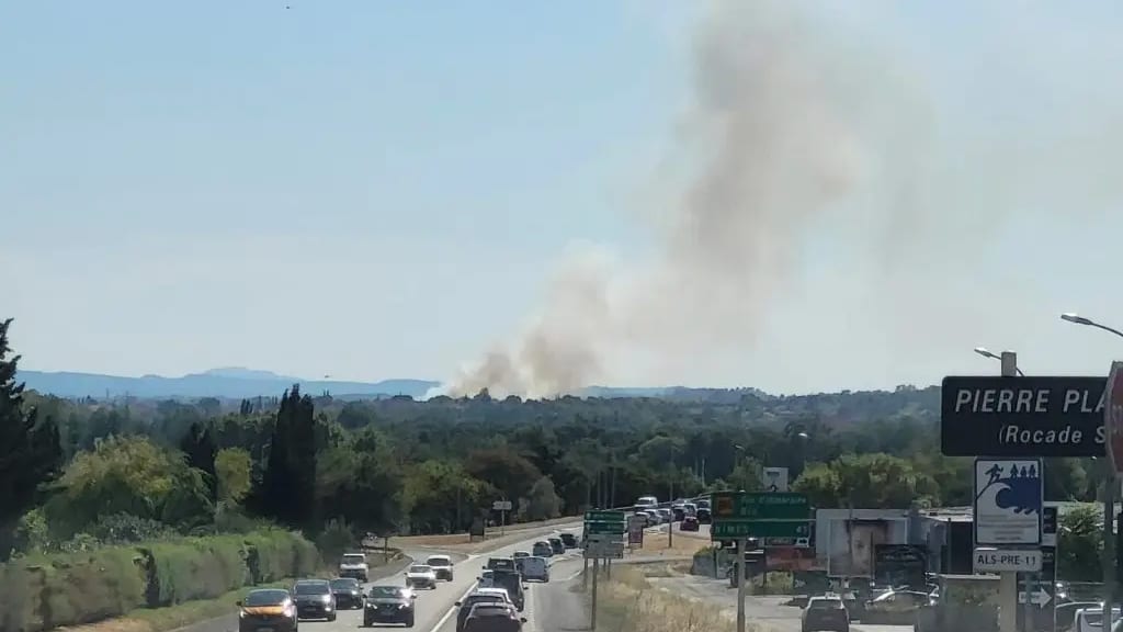 Gard : incendie en cours à Bagard, visible depuis la rocade d’Alès