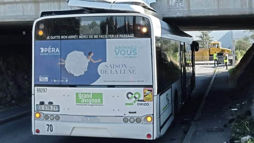 Gard. Les Angles : un bus orizo s’encastre sous un pont