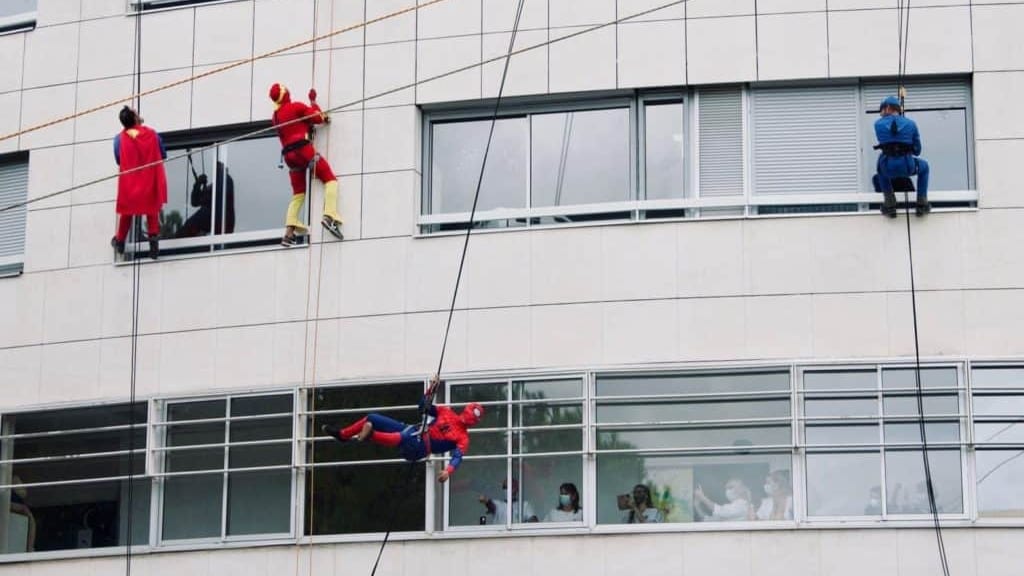 Hérault : incroyable, Spider-man et Superman ont été aperçu sur la façade de l’hôpital de Montpellier !