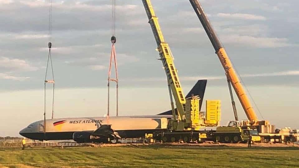 Aéroport de Montpellier : l’opération de levage du Boeing 737 est un succès !