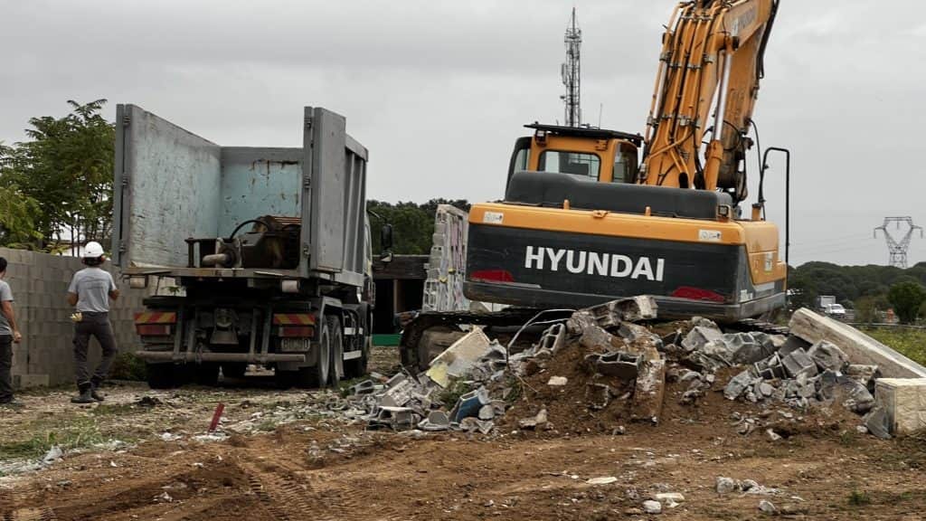 Bernis : démolition en cours d’une construction illégale de 160m2