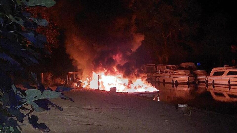 Hérault : une péniche s’embrase cette nuit dans un canal à Agde