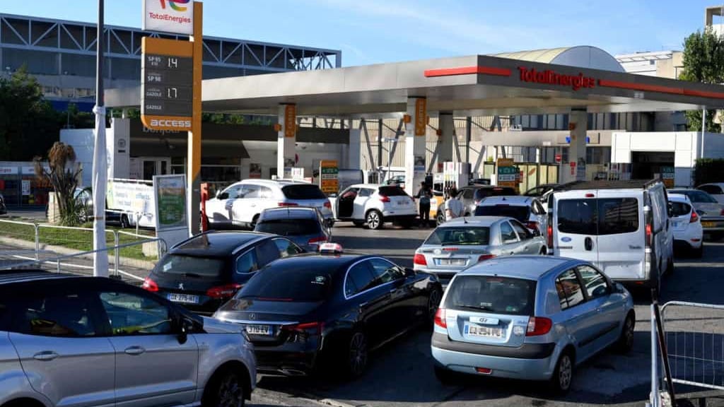 Pénurie de carburant : le gouvernement ordonne la réquisition de certains employés des raffineries