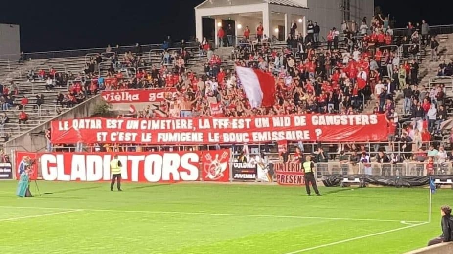 Nîmes Olympique : la banderole choc des gladiators 91 dans le stade des Costières