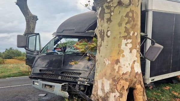 Hérault : grave accident près de Béziers où un camion s’est écrasé contre un platane