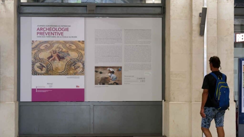 Gare de Nîmes : une exposition retraçant la découverte de la mosaïque de Penthée à découvrir en gare