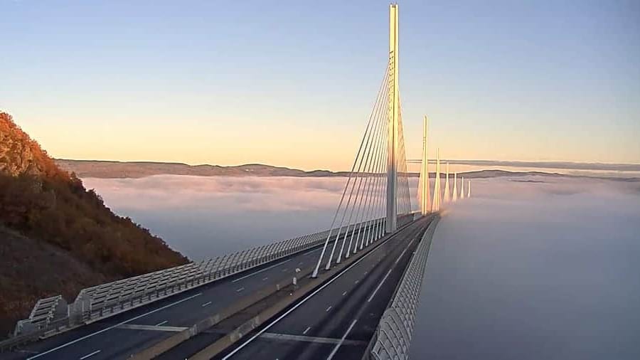 Occitanie : le viaduc de Millau sous une magnifique mer de nuages ce matin