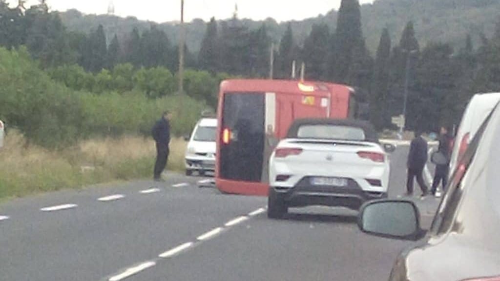 Pyrénées-Orientales : un bus scolaire se renverse à Ille-sur-Têt