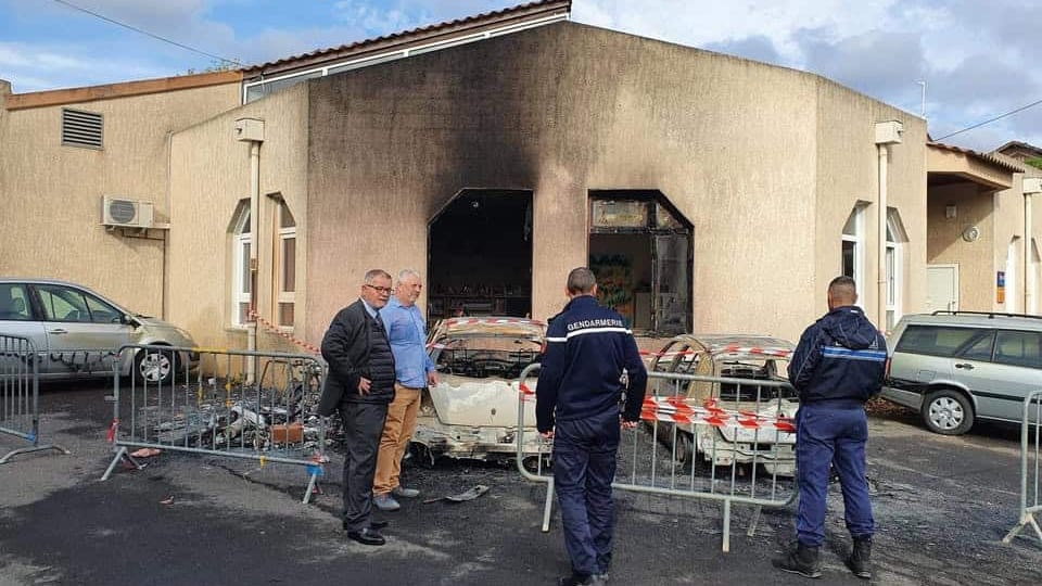 Hérault : un feu de plusieurs véhicules se propage à la bibliothèque, enquête en cours