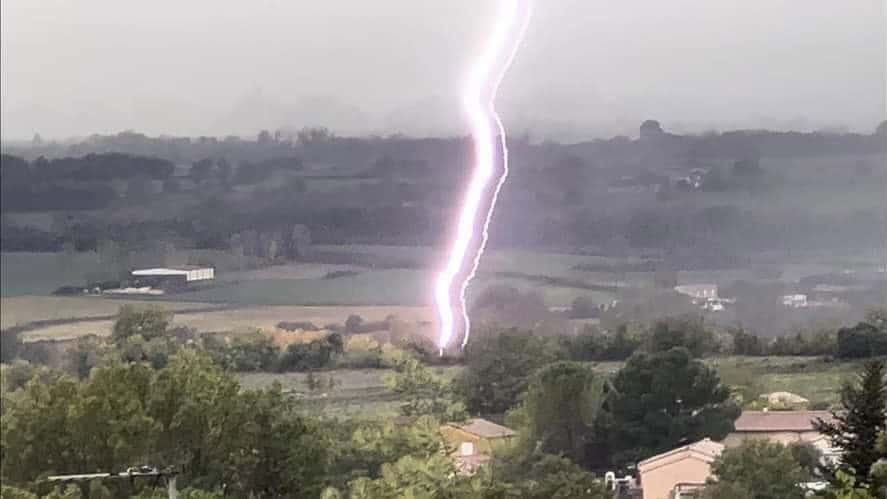 Météo : fortes pluies orageuses en cours, la foudre frappe la commune de Barjac dans le Gard