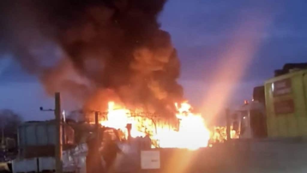 Hérault : un violent feu se déclare dans une usine de recyclage