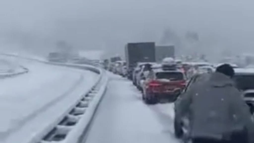 Météo : l’autoroute A75 paralysée par la neige, des automobilistes en détresse