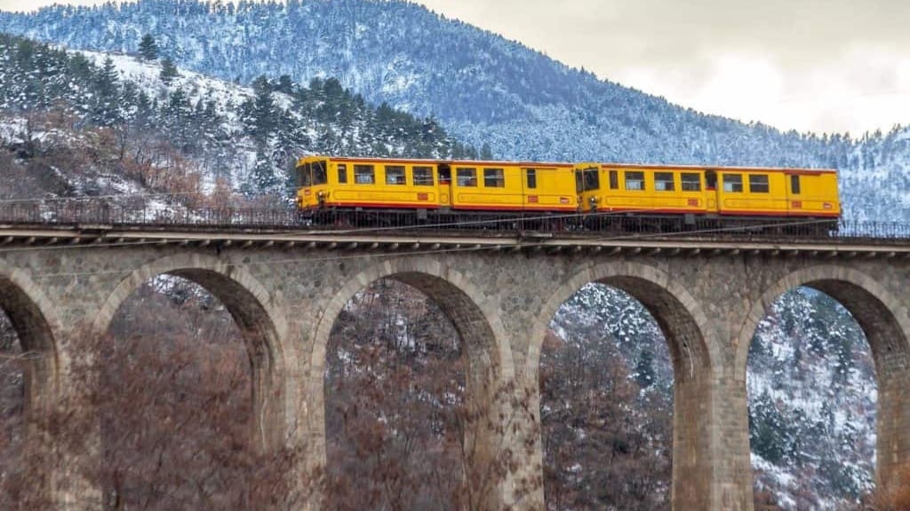 𝗣𝘆𝗿𝗲́𝗻𝗲́𝗲𝘀 𝗢𝗿𝗶𝗲𝗻𝘁𝗮𝗹𝗲𝘀 : Le train jaune de Cerdagne, un véritable emblème