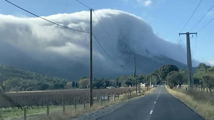 Hérault : impressionnantes images du Pic Saint-Loup submergé par les nuages