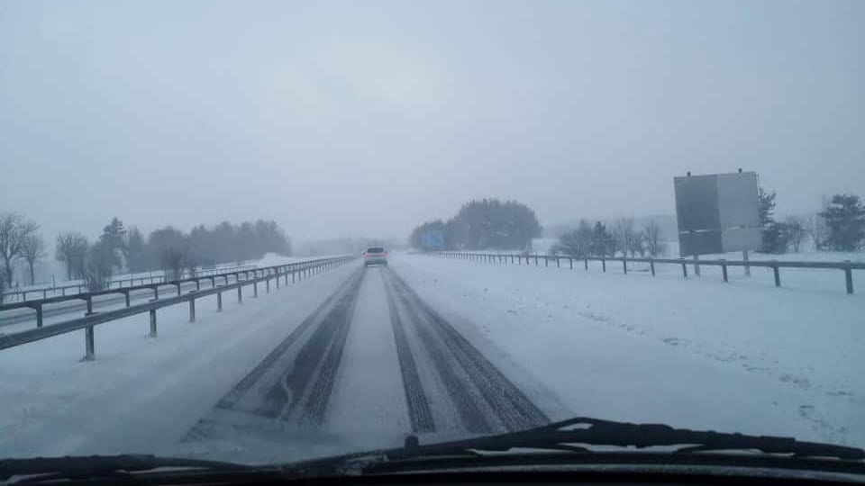 Chutes de neige en cours sur l’autoroute A75, en Lozère. ©️Carine Martin-Avanturier