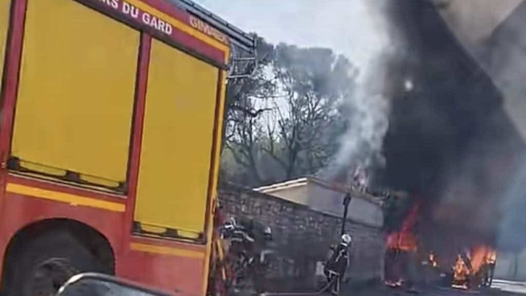 Nîmes : un bus totalement détruit par les flammes ce vendredi