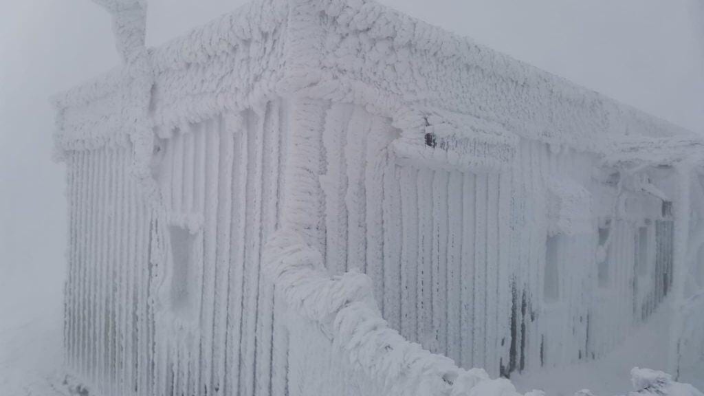 Météo : plus de 60 cm de neige et de givre au Pic de Nore en Occitanie