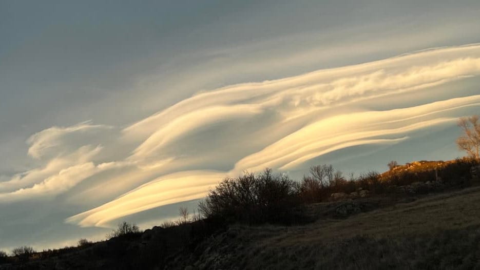 Météo : spectaculaires nuages lenticulaires dans le ciel des Pyrénées à Font-Romeu !