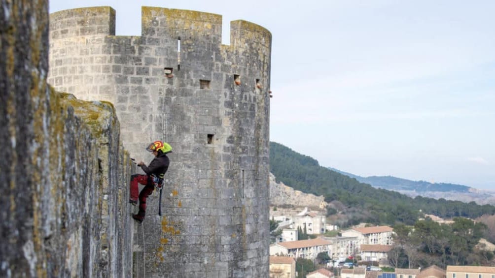 Gard : les vertigineux travaux d’entretien du château de Beaucaire