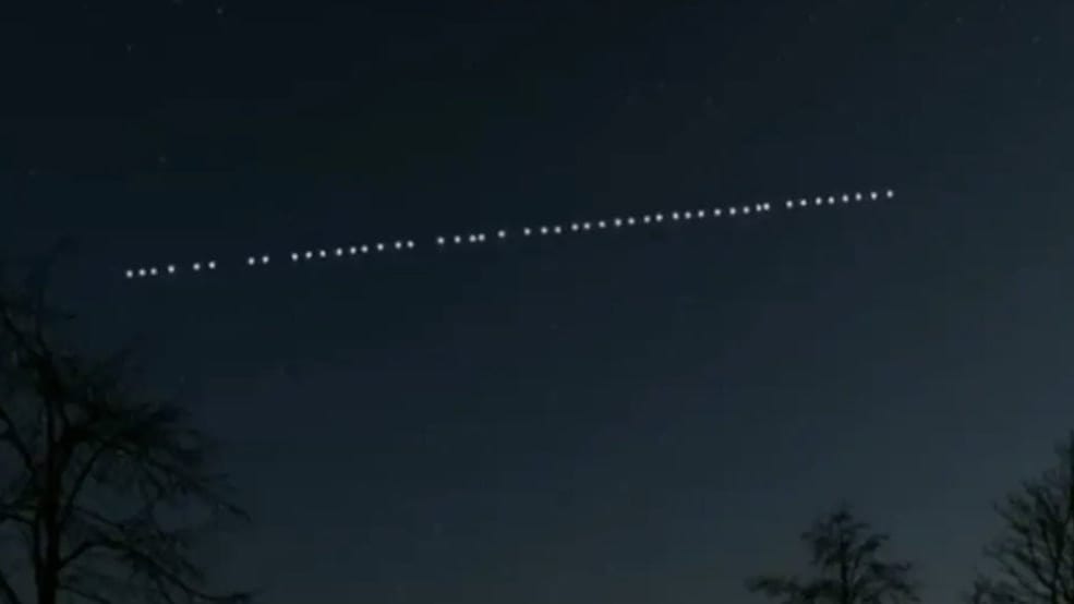 Dans le ciel : quelles sont ces lumières alignées visibles au-dessus de nos têtes ?