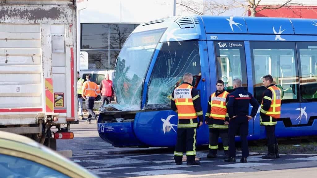 Montpellier : spectaculaire accident entre un tramway et un poids-lourd