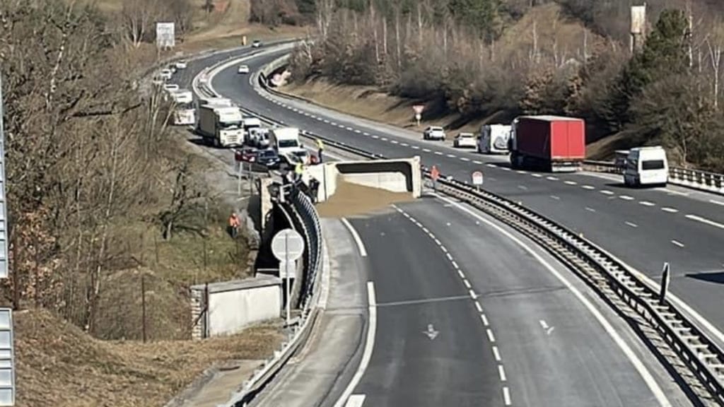 Autoroute A75 : un camion se renverse, la circulation interrompue