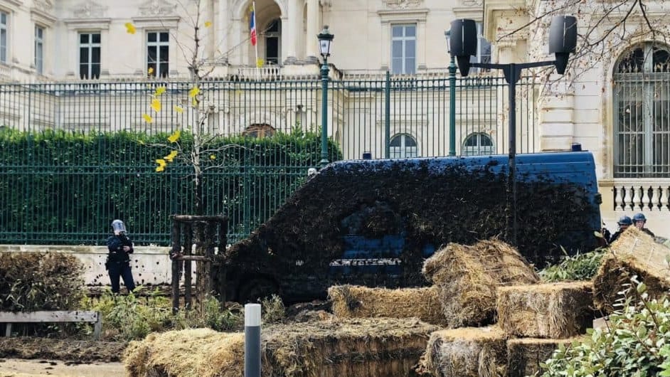Manifestation des agriculteurs : situation tendue devant la préfecture du Gard