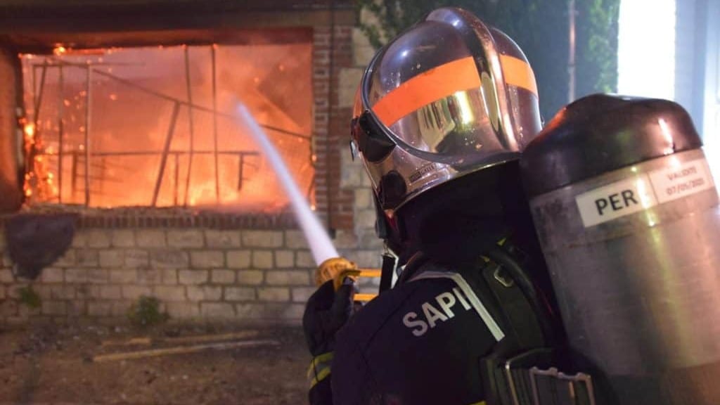 Occitanie : un feu de cheminée se propage à plusieurs toitures