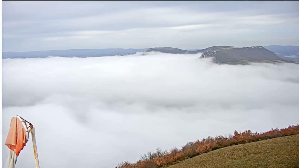 Aveyron : le viaduc de Millau a disparu sous les nuages !