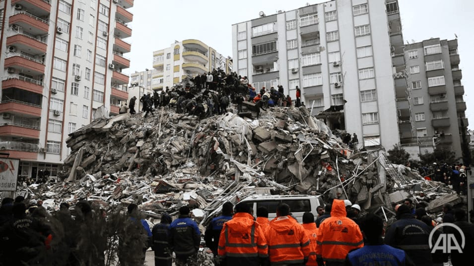 Turquie/Syrie : un terrible tremblement de terre de magnitude 7,8 fait plus de 1400 morts