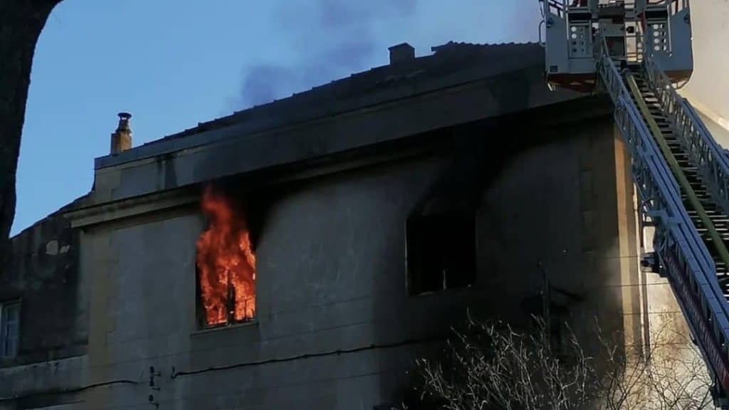 Hérault : les images impressionnantes d’une maison en feu à Lunel