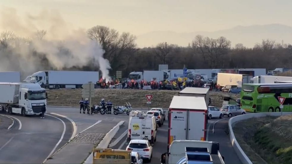 Grève du 7 mars : des poids lourds bloquent les accès à l’autoroute A9