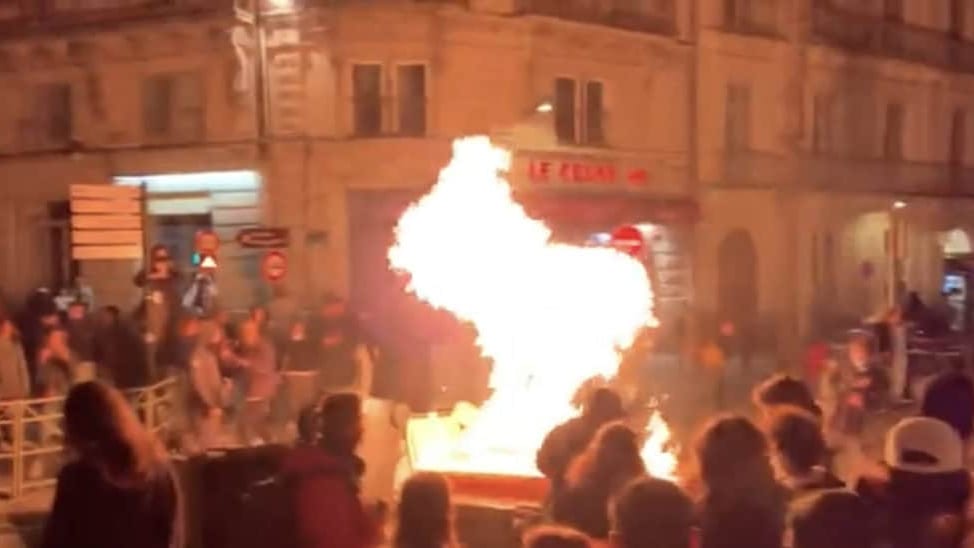 Montpellier : tensions en cours dans le centre-ville, des manifestants érigent des barricades