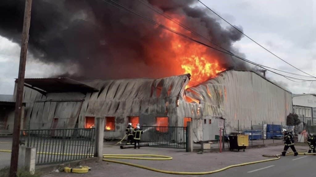 Près de Montpellier : violent incendie en cours dans un entrepôt