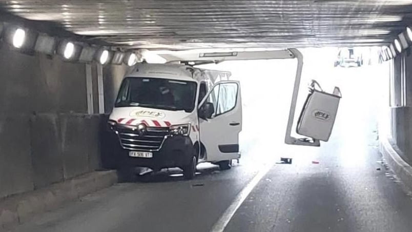 Béziers : un camion nacelle s’encastre dans un tunnel