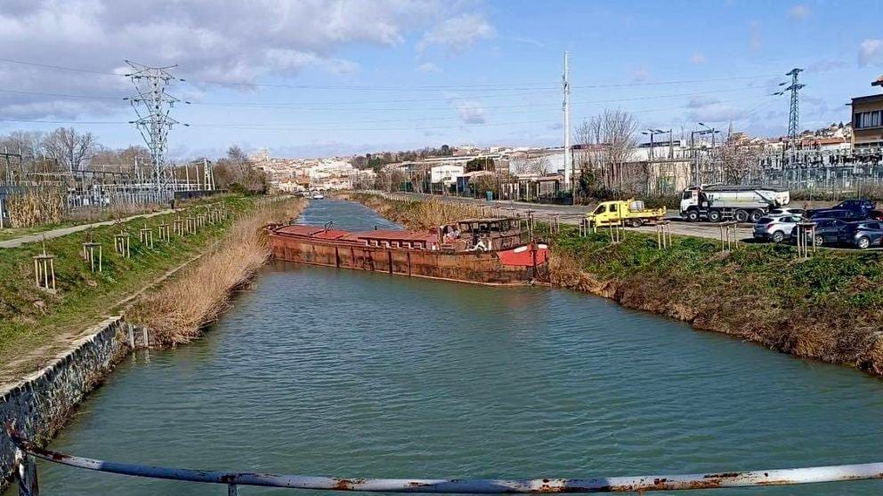 Béziers : une péniche bouche entièrement le canal du midi !