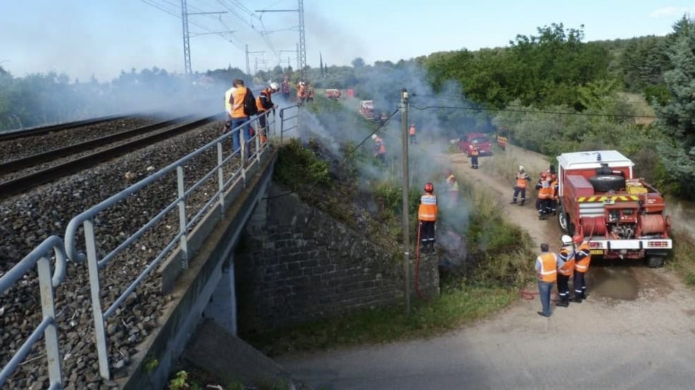 Hérault : feu de végétation en cours aux abords de voies, le trafic des TER à l’arrêt