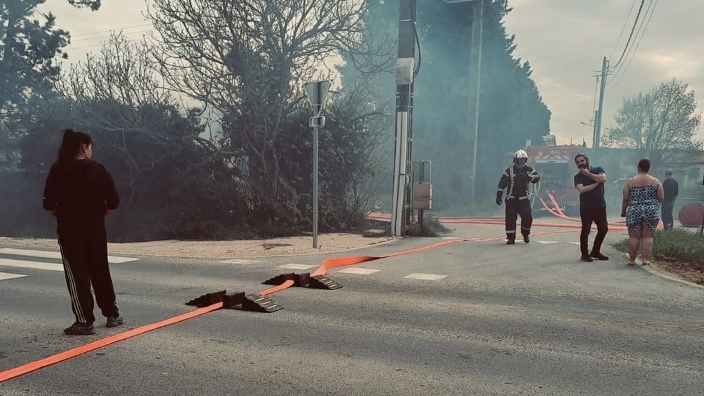 Gard : un incendie détruit un cabanon et une voiture ce lundi après-midi
