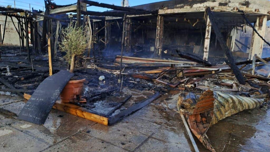 Port Camargue : les images impressionnantes du feu qui a détruit deux restaurants du Grau du Roi