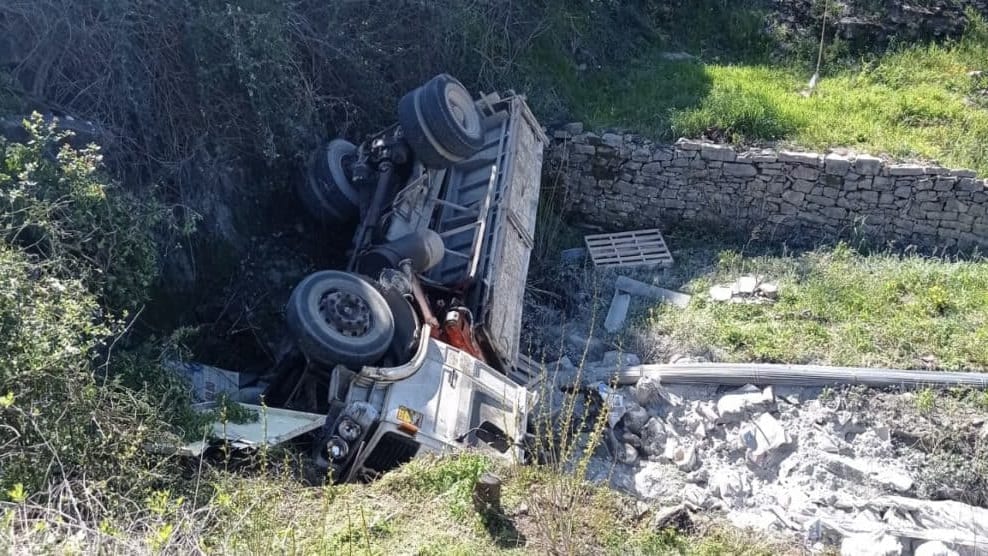 Gard : accident spectaculaire d’un poids lourd dans un fossé