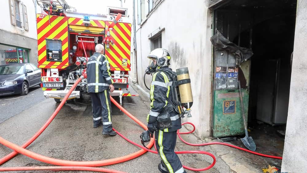 Incendie à Beaucaire : l’explosion d’une bouteille de gaz blesse 4 sapeurs-pompiers