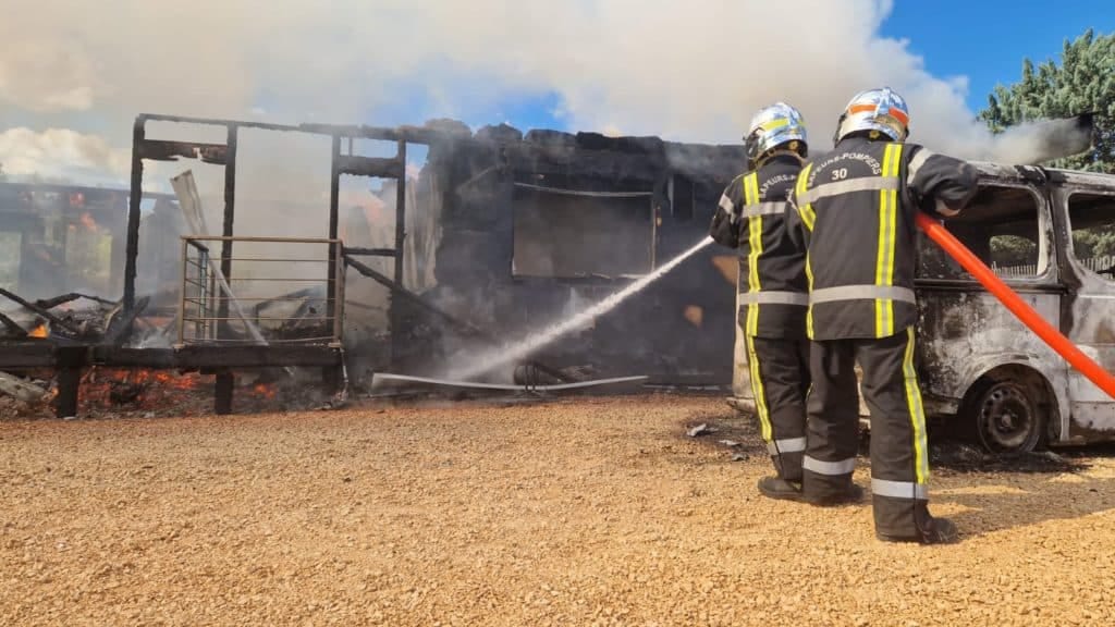 Gard : un incendie détruit une habitation et un véhicule dans une scierie à Martignargues