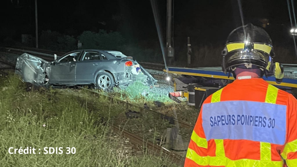 Gard : spectaculaire collision entre un train et une voiture sur un passage à niveau