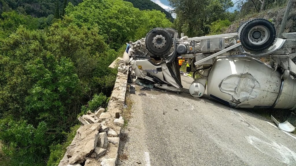 Gard : spectaculaire accident d’un camion toupie
